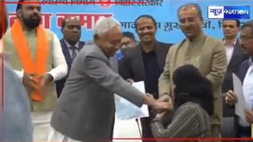 Kepala Menteri Bihar, Nitish Kumar, menjadi sorotan karena menarik hijab seorang dokter wanita dalam acara resmi, yang mendapat kecaman dari partai oposisi.