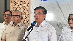 Menteri Ketenagakerjaan Yassierli menginstruksikan para gubernur serta kepala daerah terkait agar menetapkan upah minimum di wilayah masing-masing paling lambat 24 Desember 2025.