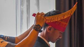 Pelari jarak jauh Indonesia Robi Syianturi melelang singlet putih yang ia kenakan saat meraih medali emas marathon SEA Games 2025. Aksi tersebut dilakukan melalui akun Instagram pribadinya sebagai wujud kepedulian sekaligus ajakan berbagi kepada masy