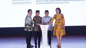 Kementerian Perlindungan Pekerja Migran Indonesia (KP2MI) menggelar peringatan Hari Migran Internasional pada 18 Desember 2025 dengan tema "Satu Cahaya Ribuan Kisah, Solidaritas Migran Untuk Kemanusiaan" di Taman Mini Indonesia Indah (TMII), Jakarta 
