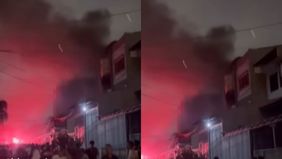 Kebakaran hebat terjadi di Jalan Lindung, kawasan Teluk Gong, Kecamatan Penjaringan, Jakarta Utara, Kamis, 18 Desember 2025 malam.