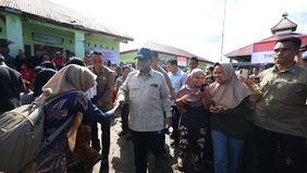 Warga terdampak bencana di Agam kompak menyanyikan lagu kebangsaan Indonesia Raya saat Presiden RI Prabowo Subianto tiba di Posko Pengungsian Desa Salareh Aia, Kabupaten Agam, Sumatera Barat