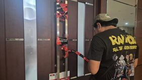 Tiga penyidik Komisi Pemberantasan Korupsi (KPK) menyegel dua pintu akses ruang kerja Bupati Bekasi, Ade Kuswara Kunang, pada Kamis, 18 Desember 2025, pukul 19.00 WIB.