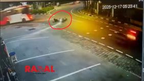 Seorang pengendara sepeda motor meregang nyawa setelah terlindas bus Mini Transjakarta di Jalan Pakubuwono VI, Jakarta Selatan, Rabu, 17 Desember 2025 pagi. Korban diketahui bernama M. Akmal Haikal (21).