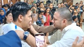 Ammar Zoni terlihat menangis saat memeluk kedua adiknya yang hadir di persidangan, dan menitipkan adik-adiknya untuk menjenguk kedua anak Ammar di Irish Bella.