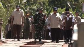 Presiden Prabowo Subianto melakukan peninjauan langsung terhadap pembangunan Jembatan Bailey Mantuang di Kabupaten Padang Pariaman, Sumatra Barat, Kamis, 18 Desember 2025 dalam rangkaian kunjungan kerjanya ke daerah yang terdampak bencana.