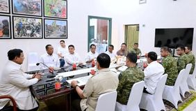 Presiden Prabowo Subianto langsung mengadakan rapat terbatas (ratas) setibanya di Sumatera Barat bersama sejumlah menteri, Panglima TNI Jenderal TNI Agus Subiyanto, serta Kapolri Jenderal Pol Listyo Sigit Prabowo. Rapat tersebut berlangsung secara te