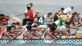 Tim perahu naga Indonesia menutup rangkaian penampilannya di SEA Games Thailand 2025 dengan manis setelah meraih medali emas pada nomor standard boat 500 meter campuran. Raihan tersebut sekaligus menjadi medali emas keempat yang dipersembahkan cabang