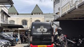 Warga di kawasan ruko Baranangsiang, Kosambi, Kota Bandung, dibuat panik setelah ditemukan sebuah benda mencurigakan yang diduga bom di area pintu masuk Gereja GKPS, Jumat.