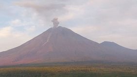 Gunung Semeru yang berada di perbatasan Kabupaten Lumajang dan Kabupaten Malang, Jawa Timur, kembali mengalami aktivitas erupsi. Sepanjang Jumat, 19 Desember 2025, gunung api tertinggi di Pulau Jawa itu tercatat meletus sebanyak 11 kali.