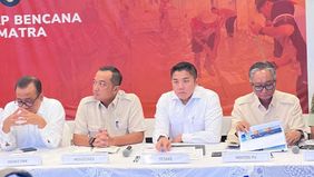 Sekretaris Kabinet Teddy Indra Wijaya menanggapi pernyataan yang menuding pemerintah lamban menangani bencana Sumatra