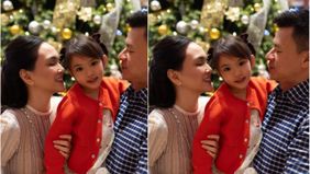 Shandy tampil anggun mengenakan dress lengan panjang berwarna peach. Sementara Claire terlihat manis dengan cardigan merah, dan David Herbowo tampil santai mengenakan kemeja kotak-kotak biru. Potret tersebut memancarkan suasana hangat dan penuh keakr