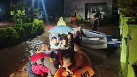 Hujan dengan intensitas tinggi yang mengguyur wilayah Provinsi Banten selama tiga hari berturut-turut memicu banjir besar di Kota Serang, Banten, pada Kamis, 18 Desember 2025. 