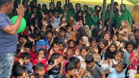Suasana hangat dan penuh tawa tampak di Posko Trauma Healing yang didirikan di Posko Pengungsian Balee Panah, Kecamatan Juli, Kabupaten Bireuen, Aceh. Di dalam tenda khusus trauma healing tersebut, anak-anak terlihat bermain dengan ceria.