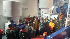 Operasi pencarian dan pertolongan (SAR) terhadap insiden kebakaran Kapal Motor (KM) Maulana 30 di perairan Pulau Belimbing terus dilakukan oleh tim SAR gabungan. Hingga Minggu dini hari, puluhan anak buah kapal (ABK) berhasil dievakuasi dalam kondisi