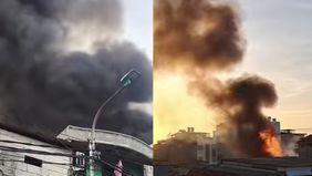 Kepulan asap hitam terlihat di kawasan rumah penduduk di Kapuk Muara, Penjaringan, Jakarta Utara pada Minggu pagi.