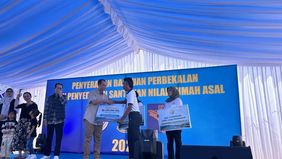 Menteri Transmigrasi Muhammad Iftitah Sulaiman Suryanagara menyerahkan bantuan perbekalan serta santunan nilai rumah asal kepada warga Rempang terdampak proyek Rempang Eco City di kawasan relokasi Tanjung Banun, Kota Batam, Kepulauan Riau.