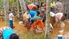 Temuan menghebohkan masyarakat Aceh Timur, yakni solar yang keluar dari tanah pasca digenang banjir.