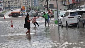 Kota Dubai kembali dilanda banjir besar setelah hujan ekstrem mengguyur wilayah tersebut dalam beberapa hari terakhir. Curah hujan yang tidak biasa ini membuat sejumlah jalan utama tergenang, mengganggu mobilitas warga, serta memaksa otoritas membata