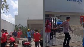 Kebakaran terjadi di Toko Swalayan Almond yang berada di Jalan Jenderal Ahmad Yani, Kampung Lebak Picung, Desa Cijoro Lebak, Kecamatan Rangkasbitung, Kabupaten Lebak, Banten, Senin 22 Desember 2025.