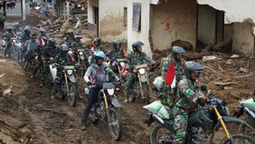 Medan ekstrem tidak menyurutkan langkah 100 personel Bintara Pembina Desa (Babinsa) Tentara Nasional Indonesia (TNI) dalam menyalurkan bantuan kemanusiaan kepada warga terdampak bencana di wilayah terpencil Kabupaten Bener Meriah, Aceh. 