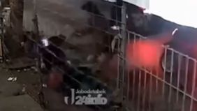 Dalam rekaman terlihat korban dipepet oleh para pelaku yang diduga berjumlah empat orang dan menggunakan dua sepeda motor. Beruntung, korban berhasil menyelamatkan diri sehingga motornya gagal dibawa kabur.