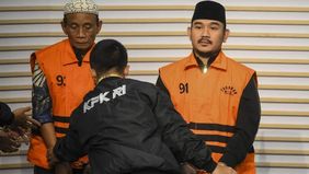Bupati Bekasi Ade Kuswara Kunang (ADK) menyampaikan pesan singkat kepada Gubernur Jawa Barat Dedi Mulyadi setelah menjalani pemeriksaan perdana sebagai tersangka dalam perkara dugaan suap ijon proyek di lingkungan Pemerintah Kabupaten Bekasi, Jawa Ba