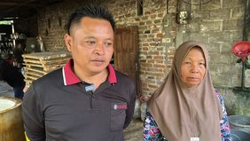 Namun sejak menjadi pemasok tahu ke SPPG di desanya, nenek Sumarti kini bisa tersenyum. Dengan dibantu menantunya, Dwiyono alias Geye, pabrik tahunya semakin berkembang. Jika semula hanya mampu memproduksi 50 kg kedelai per hari, kini dia mampu mempr