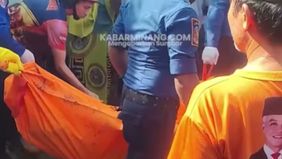 Warga sekitar sempat berupaya memadamkan api secara manual sebelum petugas tiba di lokasi. Hingga kini, penyebab kebakaran masih dalam proses penyelidikan oleh pihak berwenang.