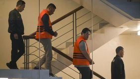 KPK menyatakan Kejaksaan Agung telah menyerahkan Kepala Seksi Perdata dan Tata Usaha Negara (Kasi Datun) Kejaksaan Negeri Kabupaten Hulu Sungai Utara, Kalimantan Selatan, Tri Taruna Fariadi, yang sebelumnya telah dinonaktifkan.