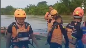 Kepala BPBD Kabupaten Tangerang, Achmad Taufik menyebut debit air tinggi dan arus sungai yang deras membuat proses pencarian terhambat.