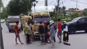 Kecelakaan terjadi saat keduanya melintas di perempatan jalan yang cukup ramai pada siang hari.