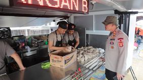 Sudah sekitar dua pekan dapur lapangan milik Brimob Polri berdiri di kawasan Islamic Center Kuala Simpang, Aceh Tamiang. Setiap hari, dapur umum tersebut menyajikan sekitar 300 hingga 400 porsi makanan untuk memenuhi kebutuhan pangan para pengungsi.