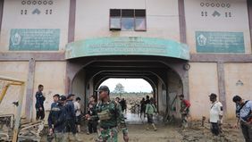 Upaya pembersihan puing kayu di Pondok Pesantren (Ponpes) Darul Muchlisin, Kabupaten Aceh Tamiang, terus dikebut tanpa henti, dari malam hingga dini hari.