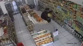 Birahi yang tak terkendali berujung pada aksi nekat seorang pemuda di Bali. Dengan dalih berbelanja, ia masuk ke sebuah minimarket, lalu justru melampiaskan nafsunya dengan melecehkan karyawati yang tengah bertugas seorang diri.