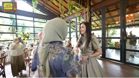 Reaksi Maia Estianty saat menghadiri acara gender reveal cucu pertamanya, hasil pernikahan Al Ghazali dan Alyssa Daguise, langsung menjadi perhatian netizen. Hal ini terutama terlihat dari momen ketika Maia tampak seolah enggan lama-lama bersalaman d