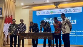Menteri Koperasi Ferry Juliantono menandatangani nota kesepahaman (MoU) dengan empat kementerian dan satu lembaga guna memperkuat peran Koperasi Desa/Kelurahan Merah Putih sebagai penggerak perekonomian masyarakat.