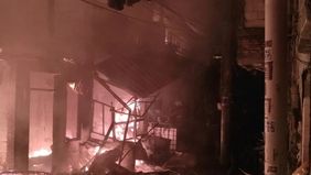 Delapan rumah di kawasan padat penduduk Jalan Karya Dalam III, Kelurahan Wijaya Kusuma, Grogol Petamburan, Jakarta Barat, terbakar pada Senin malam, 23 Desember 2025.