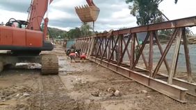 Kementerian Pekerjaan Umum (PU) dibantu personel Tentara Nasional Indonesia (TNI) tengah mempercepat pembangunan Jembatan Bailey di Desa Garoga, Kecamatan Batang Toru, Kabupaten Tapanuli Selatan. Pembangunan jembatan ditargetkan selesai pada Januari 