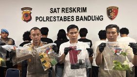 Kepolisian Resor Kota Besar Bandung menyebut tujuh pelaku yang meletakkan benda mirip bom di depan Gereja Kristen Protestan Simalungun (GKPS) Kota Bandung pada Jumat, 19 Desember 2025, bermotif pembuatan konten video.