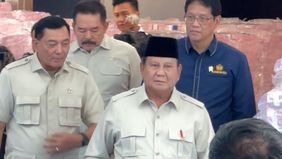 Uang diserahkan secara simbolik oleh Jaksa Agung ST Burhanuddin kepada Menteri Keuangan Purbaya Yudhi Sadewa.