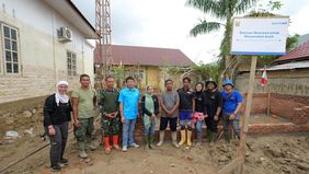 PT Bank Central Asia Tbk (BCA) melalui program corporate shared value Bakti BCA menyalurkan berbagai bentuk bantuan kemanusiaan kepada warga terdampak banjir di wilayah Kualasimpang, Kabupaten Aceh Tamiang, Aceh, pada Senin 22 Desember 2025.