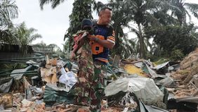 Hujan deras masih mengguyur saat terjadi longsor tak jauh dari markas Kodim 0117 Aceh Tamiang, Aceh, 26 November 2025 sekitar pukul 15:00 WIB. Sebuah rumah tertimpa longsor dan ada seorang ibu terjebak di dalamnya.
