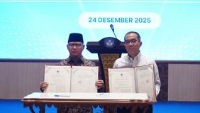 Menteri Pelindungan Pekerja Migran Indonesia (KP2MI) Mukhtarudin menandatangani Memorandum of Understanding (MoU) dengan Menteri Pendidikan Tinggi, Sains, dan Teknologi (Kemdiktisaintek) Brian Yuliarto di Kantor Kemdiktisaintek, Jakarta, Rabu 24 Dese