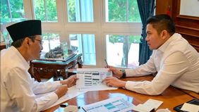 Sekretaris Kabinet Teddy Indra Wijaya bersama Menteri Sosial Saifullah Yusuf membicarakan skema penyaluran bantuan langsung tunai (BLT) bagi pengungsi di wilayah Sumatera yang terdampak bencana alam.