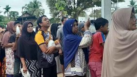 Badan Nasional Penanggulangan Bencana (BNPB) mulai mencairkan dana tunggu hunian bagi korban bencana di wilayah Sumatera yang sementara waktu mengungsi dan tinggal di rumah kerabat atau saudara.