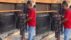 Nasib tragis menimpa seorang nenek berusia 80 tahun di Surabaya. Rumah yang telah ia tempati selama belasan tahun dihancurkan hingga rata dengan tanah, sementara dirinya dipaksa pergi oleh puluhan orang yang mengaku sebagai anggota organisasi kemasya