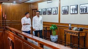 Sekretaris Kabinet (Seskab) Teddy Indra Wijaya bersama Kepala Badan Pengaturan BUMN Dony Oskaria menggelar pertemuan di Kantor Sekretariat Kabinet, Jakarta, untuk membahas upaya Badan Usaha Milik Negara (BUMN) dalam mendukung pemulihan pascabencana.
