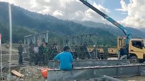 Pemerintah terus mempercepat pembangunan jembatan darurat (Bailey) di sejumlah wilayah Aceh yang rusak akibat banjir bandang pada akhir November lalu. Hingga Kamis 25 Desember 2025, pembangunan dua jembatan Bailey menunjukkan perkembangan signifikan.