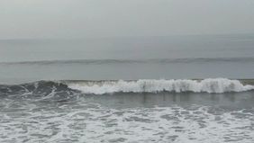 Balai Besar Meteorologi Klimatologi dan Geofisika (BBMKG) Wilayah III Denpasar mengeluarkan peringatan dini potensi gelombang tinggi di sejumlah perairan Bali dengan ketinggian diperkirakan mencapai empat meter pada Sabtu, 27 Desember 2025.